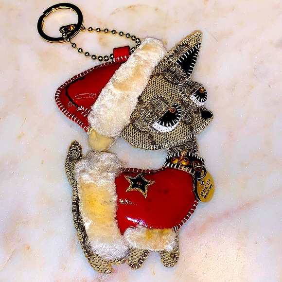 GUCCI GUCCIOLI COLLECTION SANTA CHIHUAHUA BAG CHARM KEY CHAIN GG GUCCI PLUS DOG - Picture 2 of 7